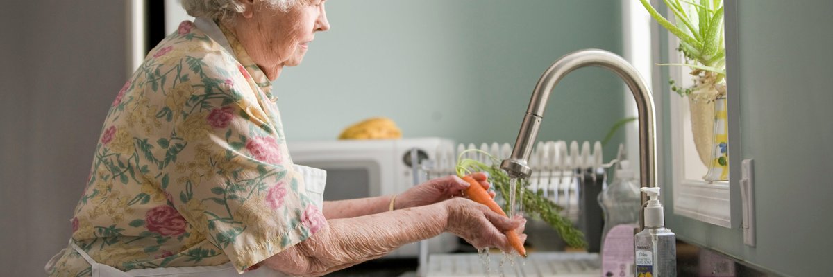 Seniorin im eigenen Zuhause - 24-Stunden-Pflege ermöglicht Alltag