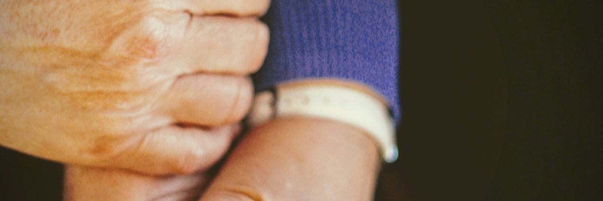 Unterstützende Hände - Gemeinsam durch den Pflegegrad-Antrag